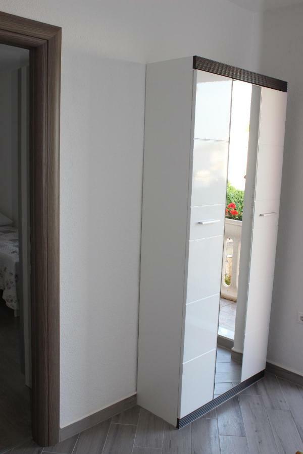 Apartment Lucky With Jacuzzi Trogir Dış mekan fotoğraf